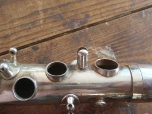 Les saxophones actuels ont des cheminées étirées. Jusqu'au début du siècle dernier, celles-ci étaient soudées.